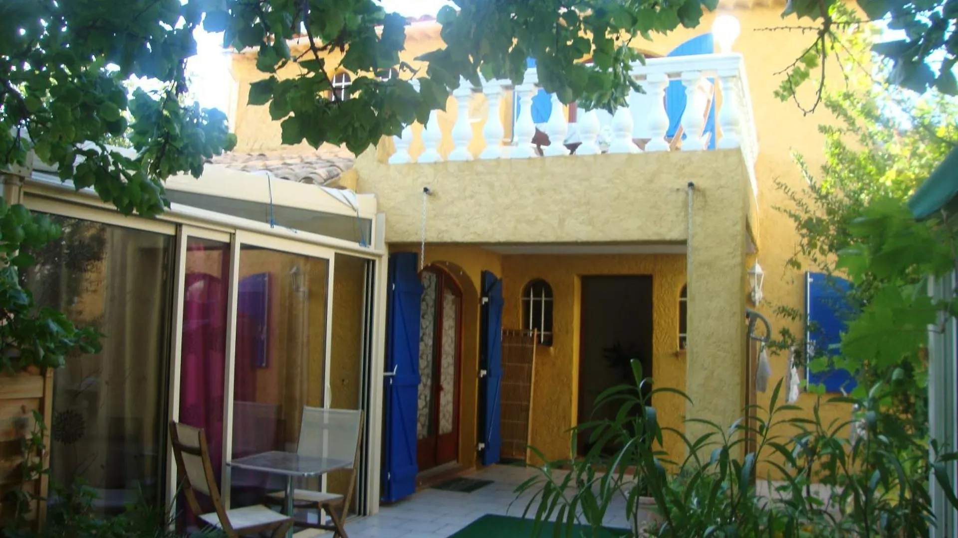 Le Soleil Bleu Bed & Breakfast Frejus 3*,  France